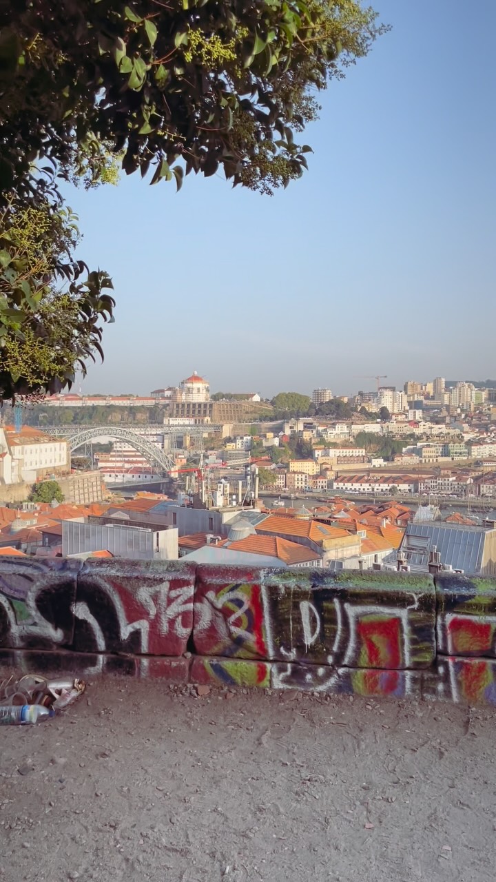 Miradouro is the Portuguese word for viewpoint, and the 𝗠𝗶𝗿𝗮𝗱𝗼𝘂𝗿𝗼 𝗱𝗮 𝗩𝗶𝘁ó𝗿𝗶𝗮 is one of the most stunning, yet quite secret spots in Porto.

🆓 unlike other famous viewpoints, such as the top of Clérigos tower, the Miradouro da Vitória is completely free

🛑 although Google Maps says it is permanently closed, there is a tiny open door in the fence through which you can access it 

What is your favorite miradouro in Porto? 👇