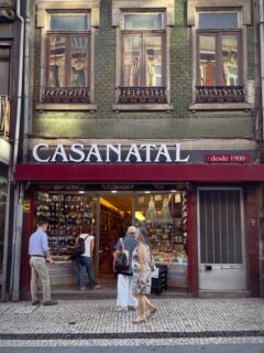 Discover with me 4 𝘁𝗿𝗮𝗱𝗶𝘁𝗶𝗼𝗻𝗮𝗹 𝘀𝘁𝗼𝗿𝗲𝘀 operating in Porto for decades, some of them even for centuries..

1️⃣ 𝗖𝗮𝘀𝗮 𝗡𝗮𝘁𝗮𝗹 is a historic fine grocery store (mercearia fina) established in 1900. It remains one of the oldest traditional grocery shops still active in Porto.

It sells salted cod, delicacies, wine and port and canned fish 🍷🌰.

2️⃣ 𝗦𝗮𝗻𝘁𝗼𝘀 & 𝗜𝗿𝗺ã𝗼𝘀 is the oldest operating picture frame workshop in the world, founded in 1858 by brothers António and José dos Santos.

It is renowned for custom picture frames, bespoke mirrors, and restoration of art pieces, frames, and furniture 🪑🖼️.

3️⃣ 𝗙𝗲𝗶𝗿𝗮 𝗱𝗼 𝗕𝗮𝗰𝗮𝗹𝗵𝗮𝘂 is one of the oldest traditional grocery shops in Porto, specializing in salted codfish since 1925.

You can find here high-quality salted codfish (bacalhau) sourced from countries like Norway, Iceland, England, and Canada and also other products 🐟.

4️⃣ 𝗖𝗮𝘀𝗮 𝗟𝗼𝘂𝗿𝗲𝗻ç𝗼 is a traditional, centenarian delicatessen, cheese shop, and wine cellar.

It exclusively sells Portuguese products, focusing on artisan cheeses (such as traditional sheep’s cheeses like Serra da Estrela), cured hams (presuntos), and smoked meats 🧀 🍖.

Which one would you visit first? 👇