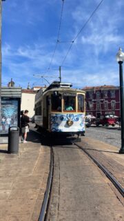 Visit @makerfaireporto happening in beautiful venue of @ccalfandegaporto and learn how to @gethandsdirty 📇✂️🖍️🪑⚙️🪛🔧🔨🧰 

Tip: you can get there by iconic tram line 1 🚋 

📅 18.-20.9.
📍 @ccalfandegaporto
🎫 starting at 18 €