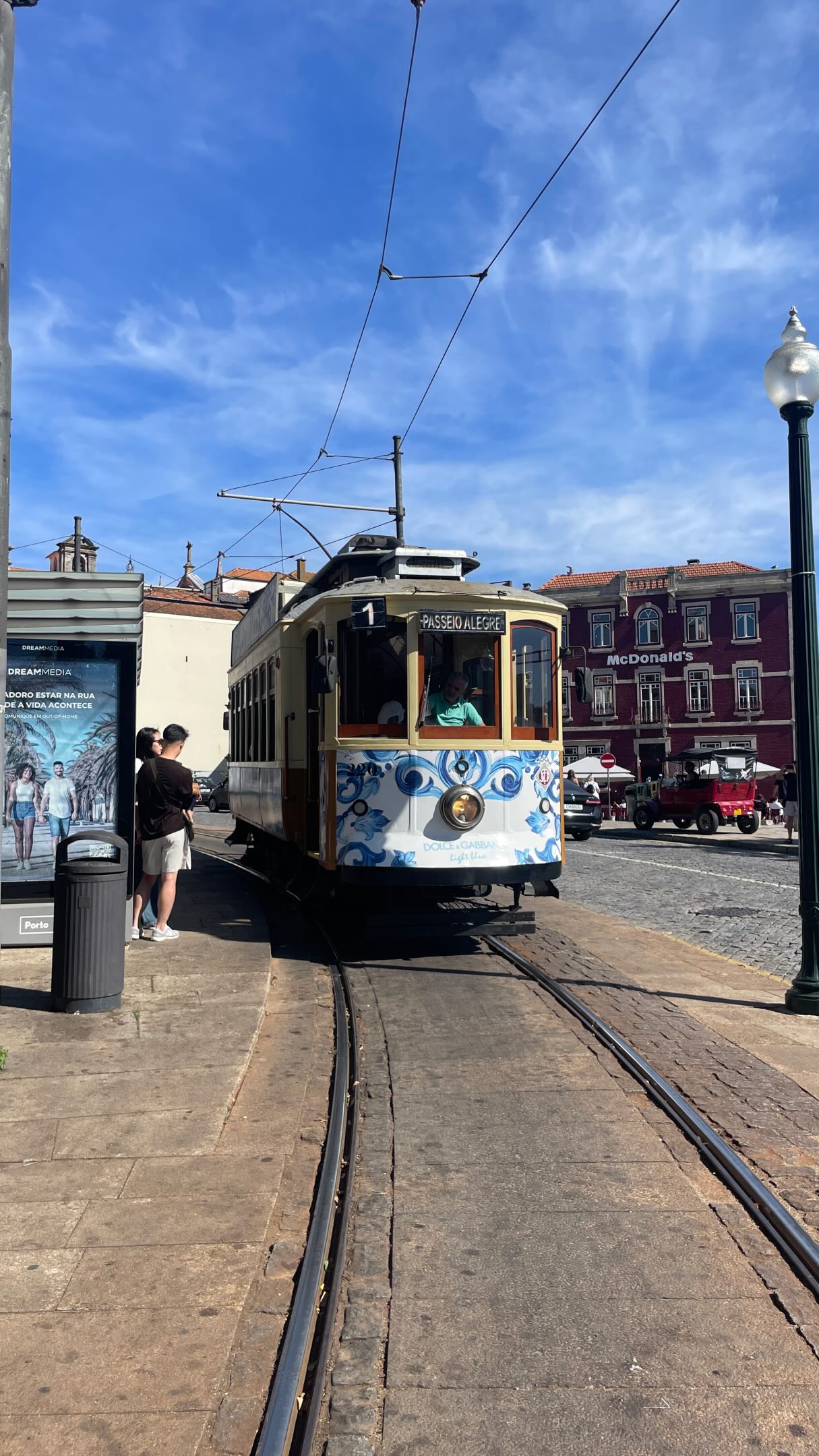 Visit @makerfaireporto happening in beautiful venue of @ccalfandegaporto and learn how to @gethandsdirty 📇✂️🖍️🪑⚙️🪛🔧🔨🧰 

Tip: you can get there by iconic tram line 1 🚋 

📅 18.-20.9.
📍 @ccalfandegaporto
🎫 starting at 18 €
