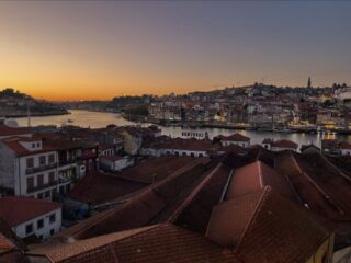 Sunsets in the city 🌆 vs sunsets on the beach 🌅 Porto has it all 💛

Which one is your favorite? 👇